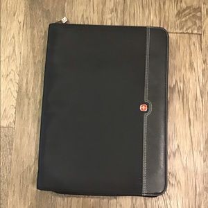 Swiss Gear Zippered Padfoilo with Calculator & Notepad Black Nylon and Leather